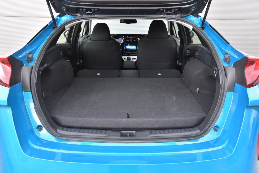 Toyota Prius Plug-In Hybrid – bagażnik ze złożoną kanapą