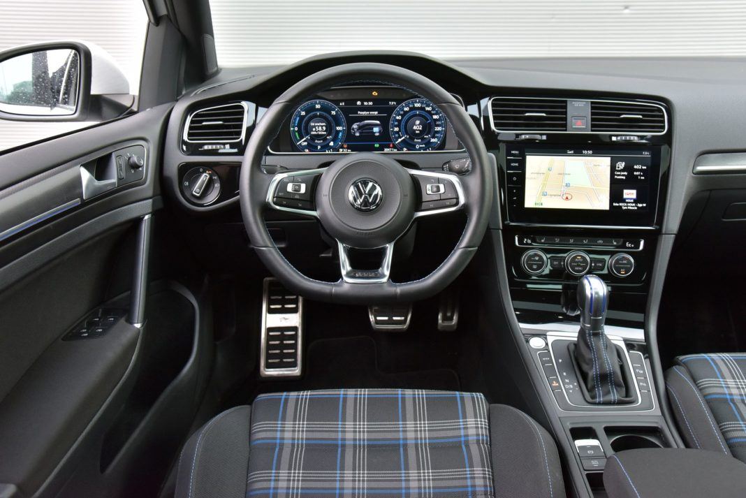 Volkswagen Golf GTE - deska rozdzielcza