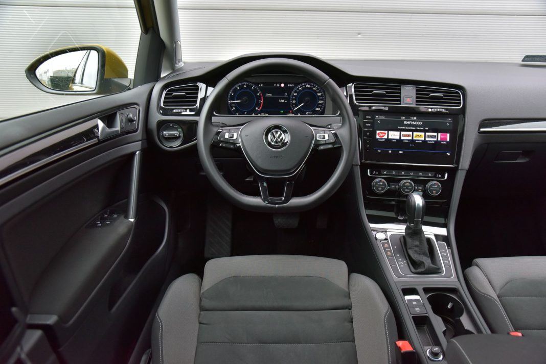 Volkswagen Golf 1.5 TSI - deska rozdzielcza