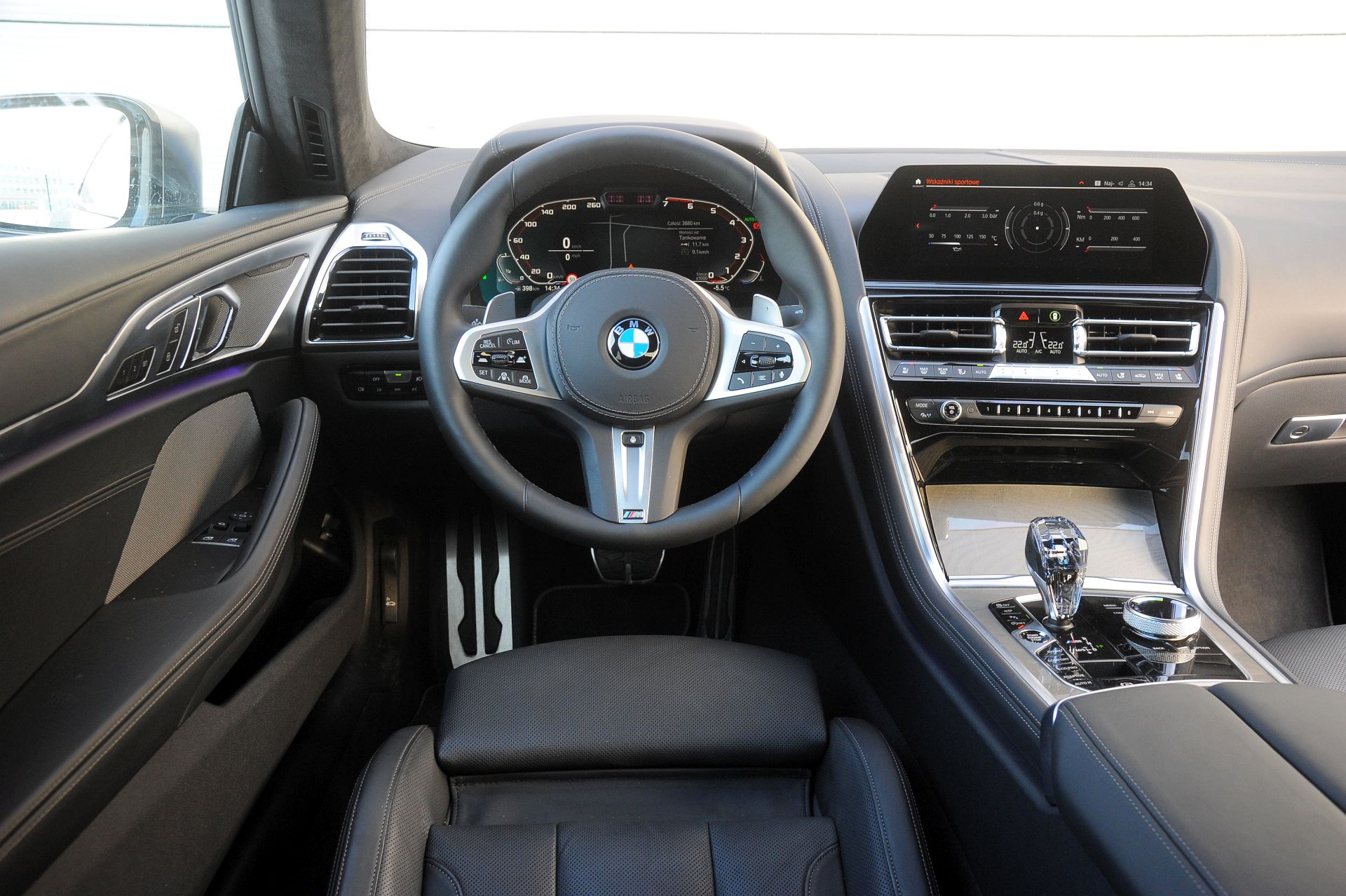 BMW M850i - deska rozdzielcza