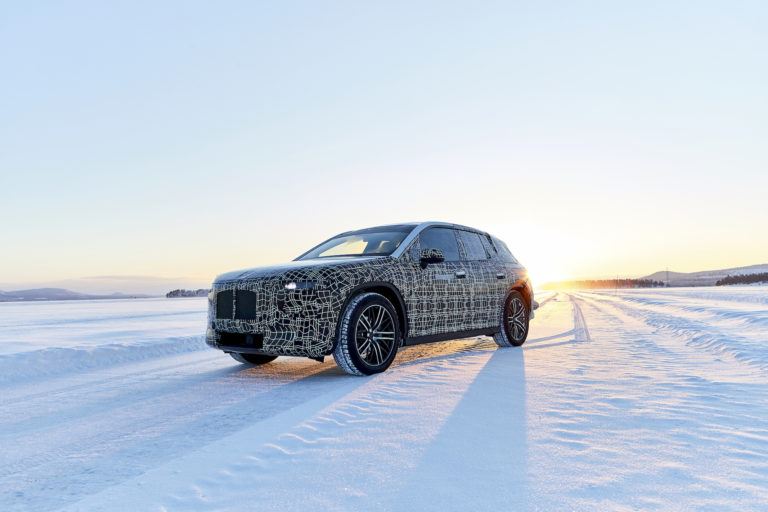 BMW testuje elektrycznego crossovera – konkurenta Tesli