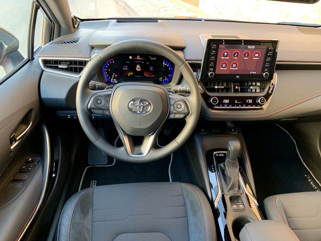 Toyota Corolla (2019) - deska rozdzielcza