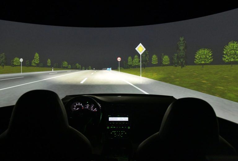 Skoda - symulator jazdy w nocy