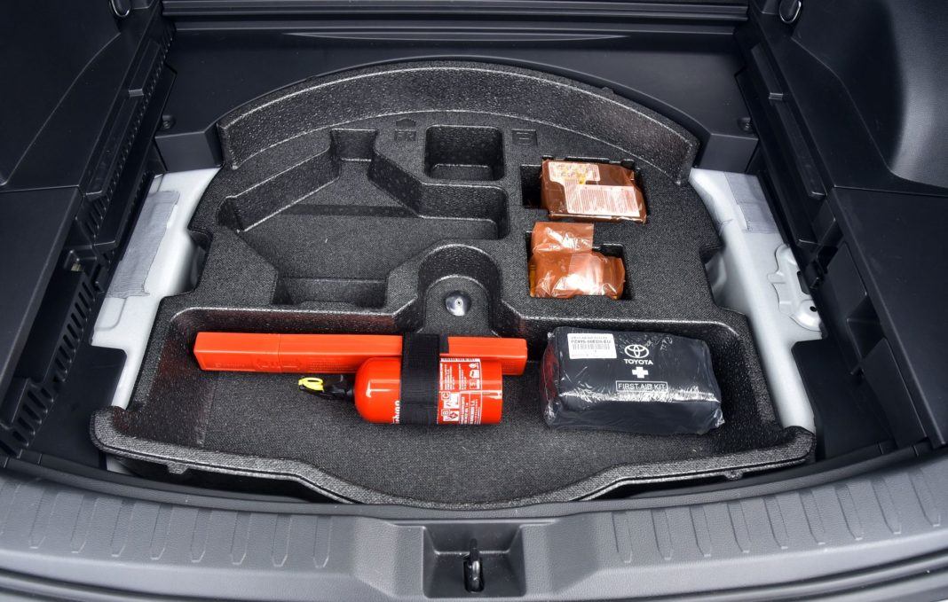 Toyota RAV4 Hybrid - podłoga bagażnika