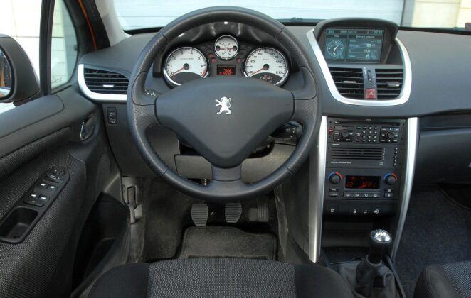 Peugeot 207 deska rozdzielcza