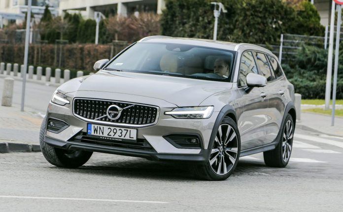 VOLVO V60 II Cross Country D4 2.0d 190KM 8AT Geartronic AWD WN2937L 02-2019
