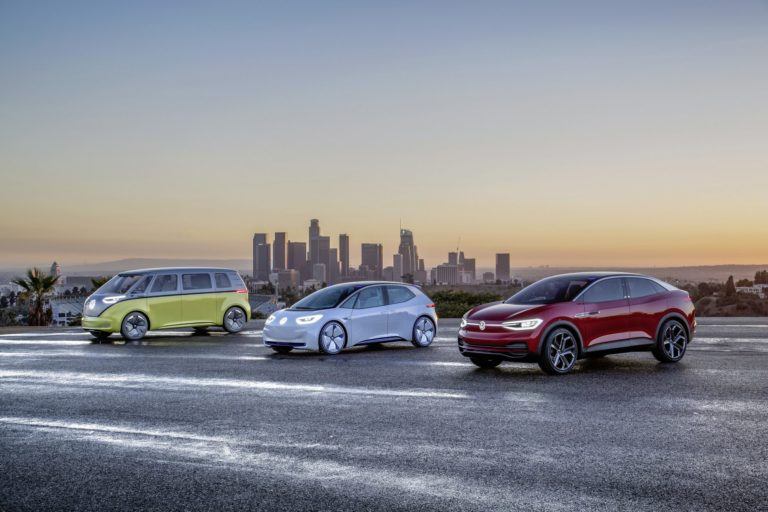 (na zdjęciu głównym: gama prototypowych elektrycznych modeli Volkswagena z rodziny ID; pierwszy z nich - kompaktowy hatchback - zadebiutuje jeszcze w tym roku)