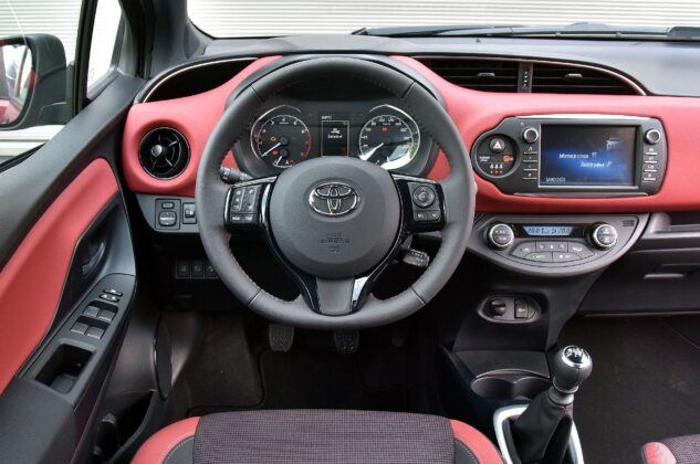 Toyota Yaris III deska rozdzielcza
