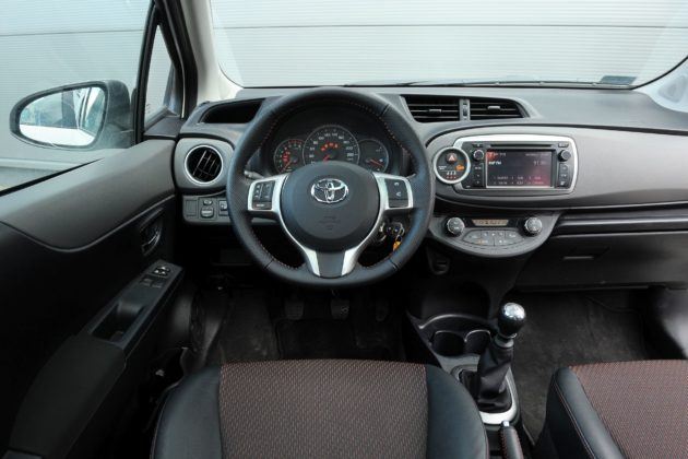 Toyota Yaris III deska rozdzielcza