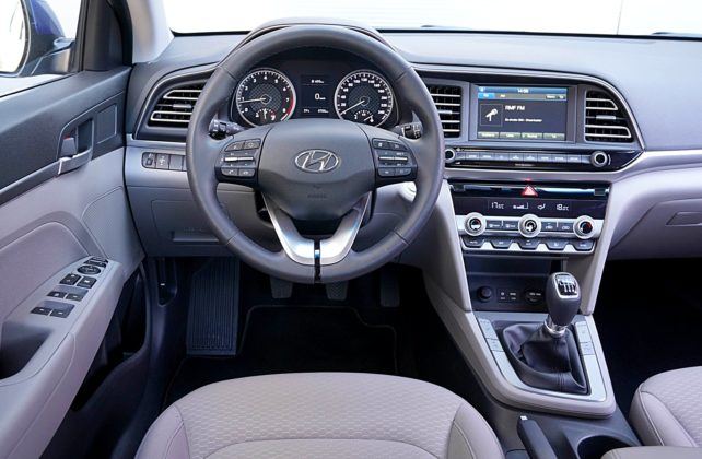Hyundai Elantra – deska rozdzielcza