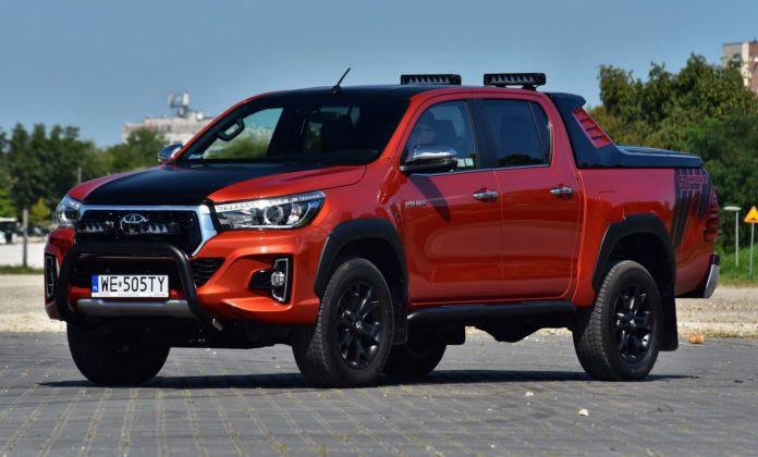TOYOTA Hilux VIII Double Cab Selection 50th Anniversary 2.4D-4D 150KM 6AT 4x4 WE505TY 08-2018