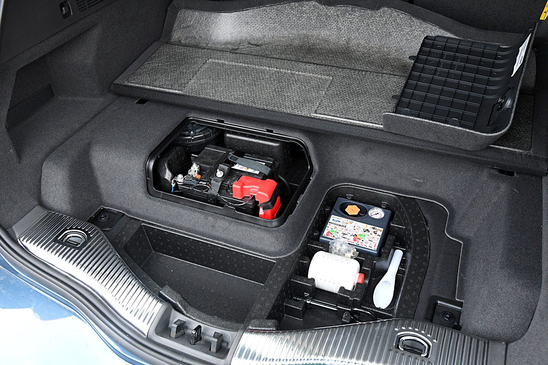 FORD Mondeo V FL Kombi Titanium Hybrid bagażnik akumulatory zestaw naprawczy