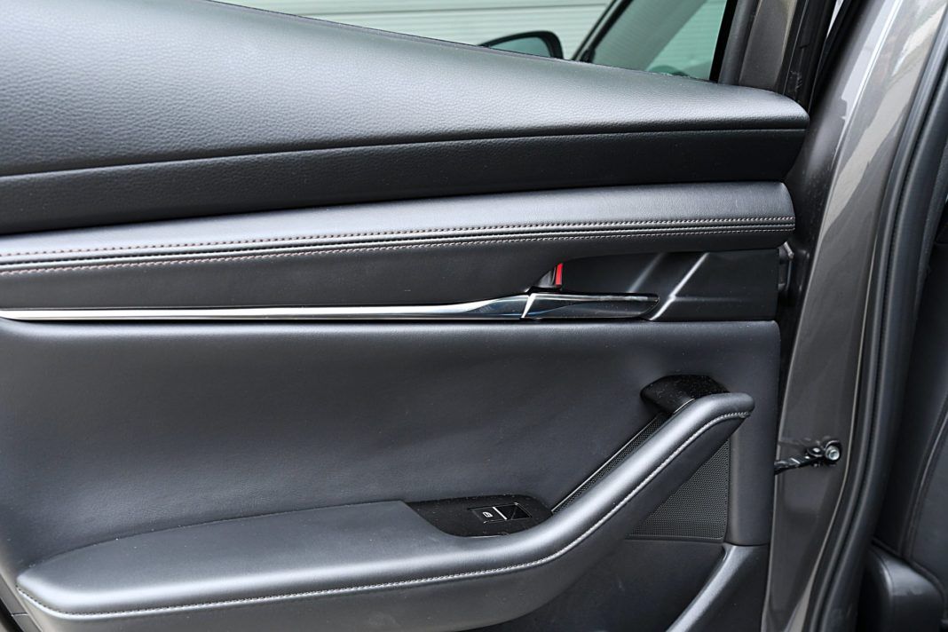 Mazda 3 Sedan – boczki drzwiowe
