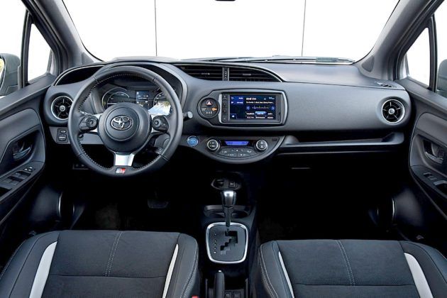 Toyota Yaris Hybrid GR Sport - deska rozdzielcza