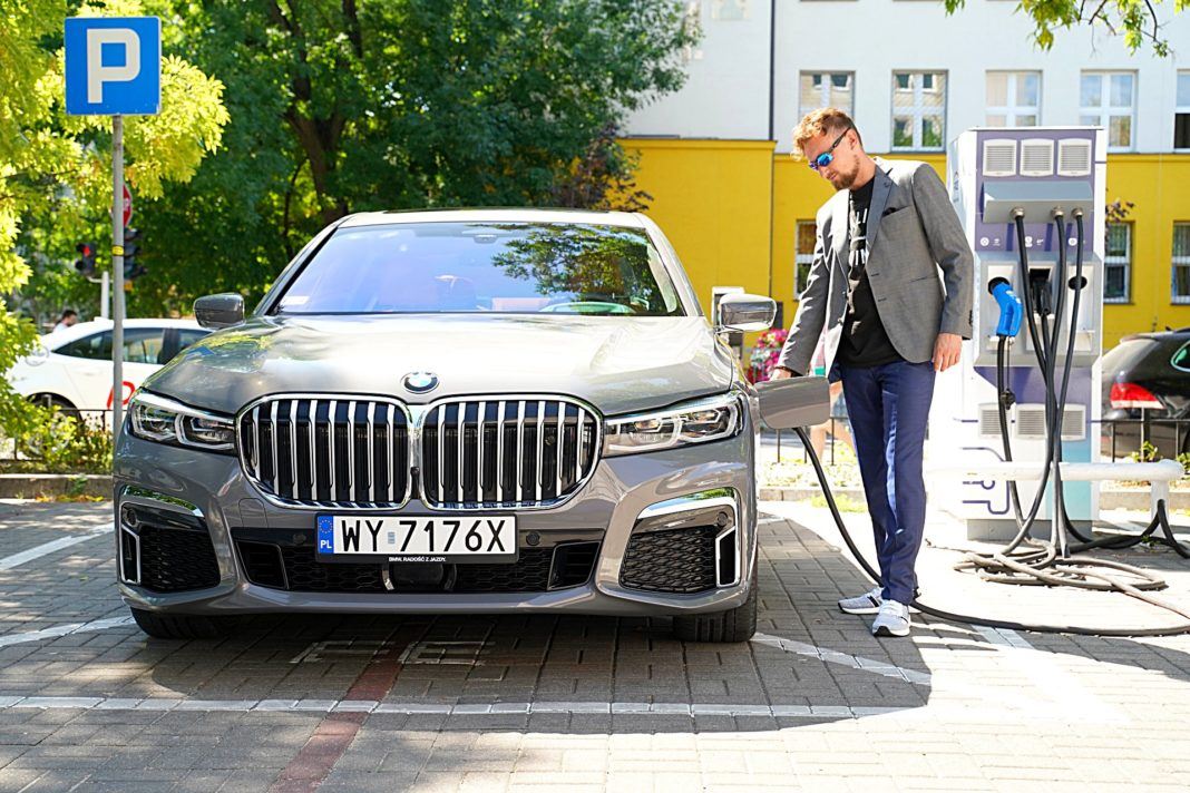 BMW 745Le G12 FL Plug-In Hybrid 3.0T ładowanie akumulatorów