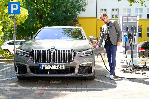 BMW 745Le G12 FL Plug-In Hybrid 3.0T ładowanie akumulatorów