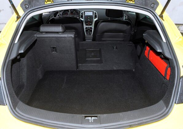 Opel Astra IV (J) bagażnik (2)