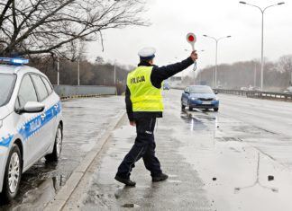 Kolejna odsłona akcji "SMOG". Policja kontroluje skład spalin aut na polskich drogach
