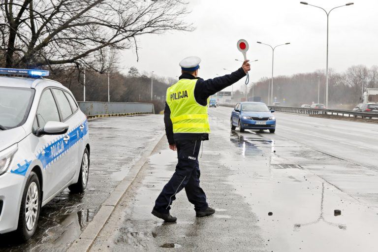 Kolejna odsłona akcji „SMOG”. Policja kontroluje skład spalin aut na polskich drogach