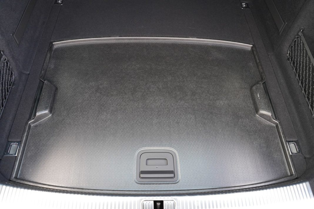 Audi A4 allroad 45 TFSI quattro S tronic - praktyczna dwustronna podłoga bagażnika