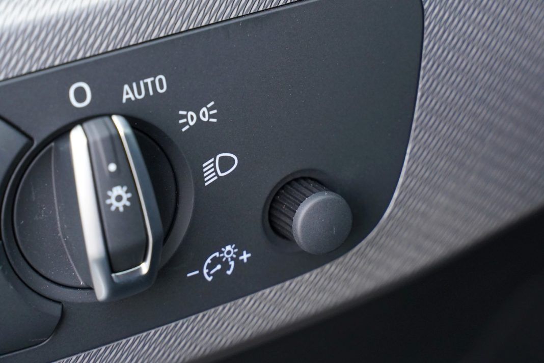Audi A4 allroad 45 TFSI quattro S tronic - wygodniej się nie da: regulacja podświetlenia deski pokrętłem