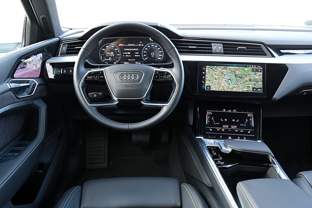 Audi e-tron 55 quattro advanced – deska rozdzielcza