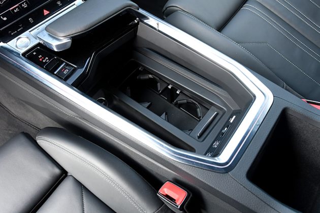 Audi e-tron 55 quattro advanced – tunel środkowy