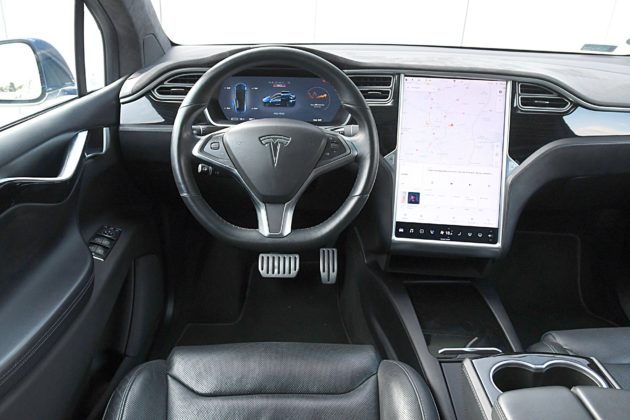Tesla Model X Long Range – deska rozdzielcza