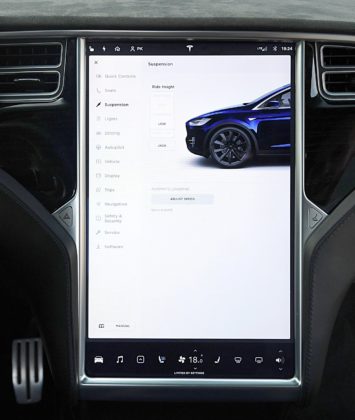 Tesla Model X Long Range – ekran sterowanie pneumatyką