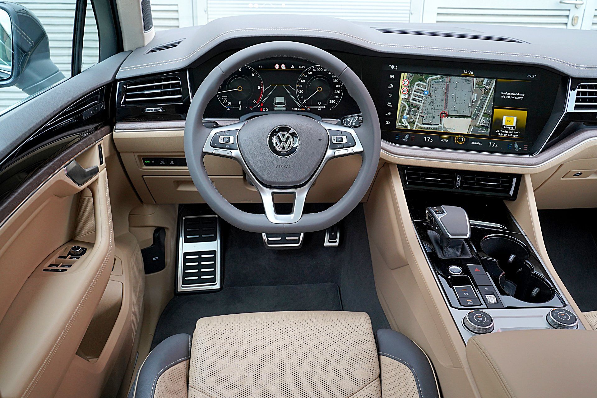 Volkswagen Touareg 4.0 V8 TDI deska rozdzielcza