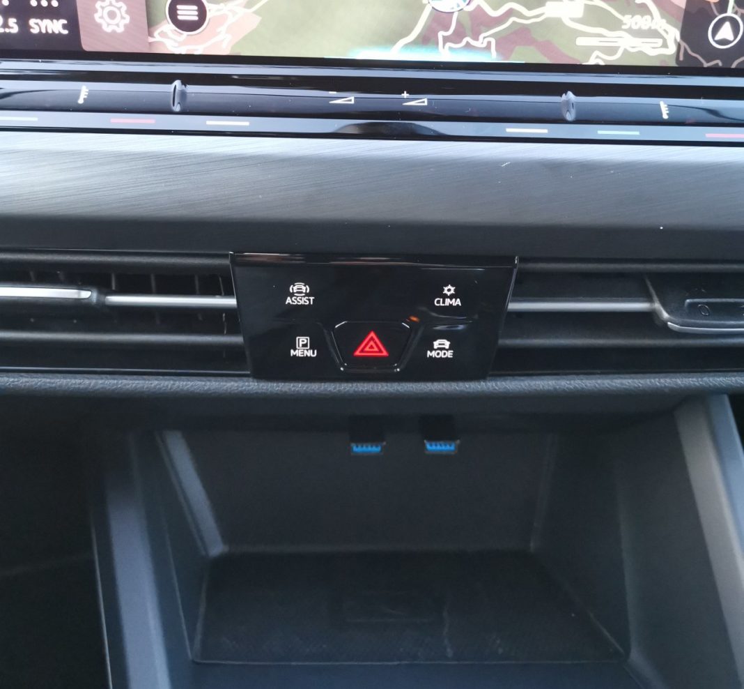 Volkswagen Golf VIII (2020) - przyciski skróty