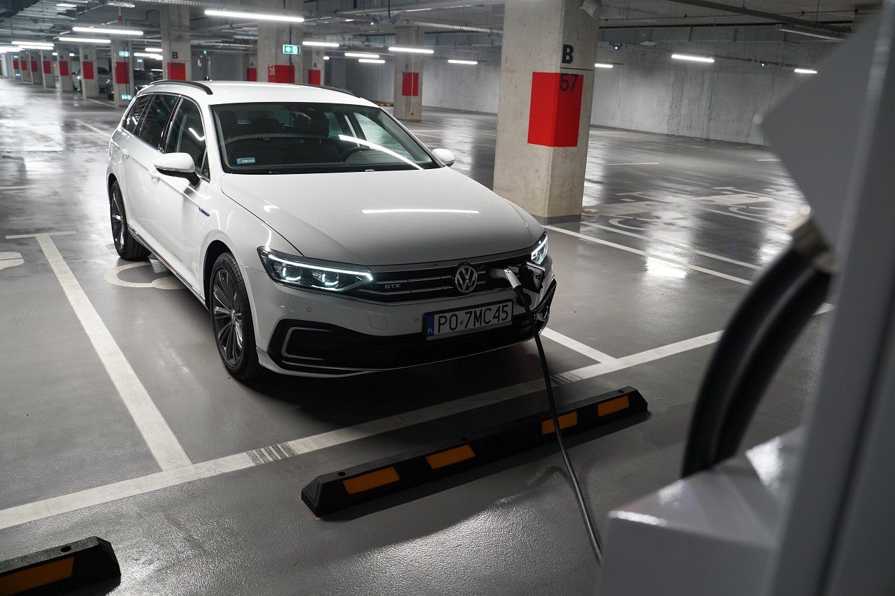volkswagen passat variant b8 lifting 2019 ładowanie akumulatora