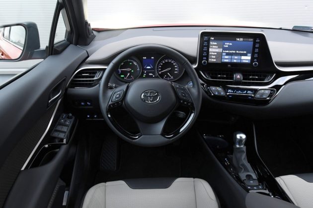 Toyota C-HR 2.0 Hybrid e-CVT - kokpit