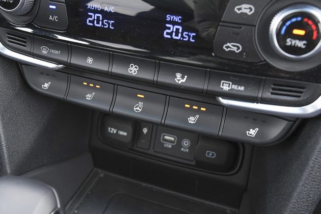 Hyundai Santa Fe 2.0 CRDi 8AT 4WD - przyciski ogrzewania foteli