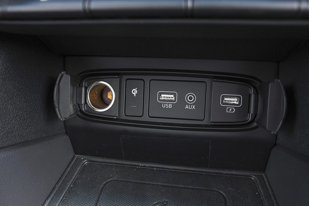 Hyundai Santa Fe 2.0 CRDi 8AT 4WD - wejścia USB