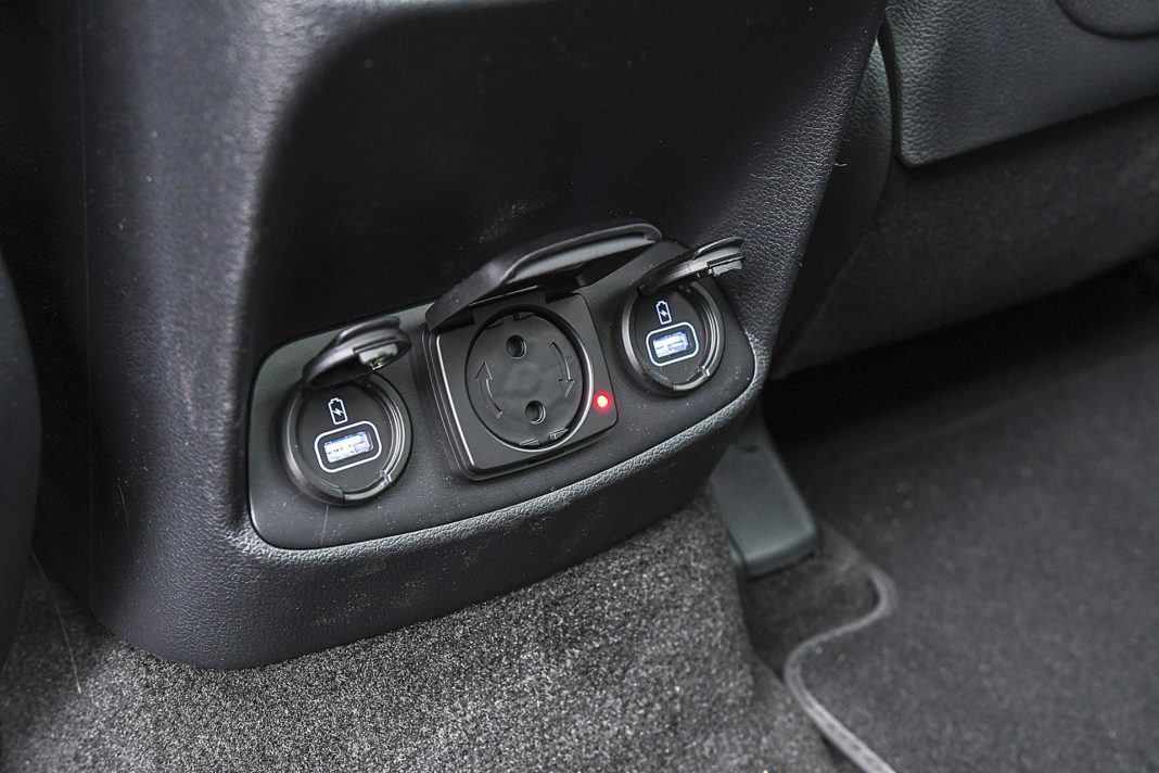 Hyundai Santa Fe 2.0 CRDi 8AT 4WD - wejścia USB tył
