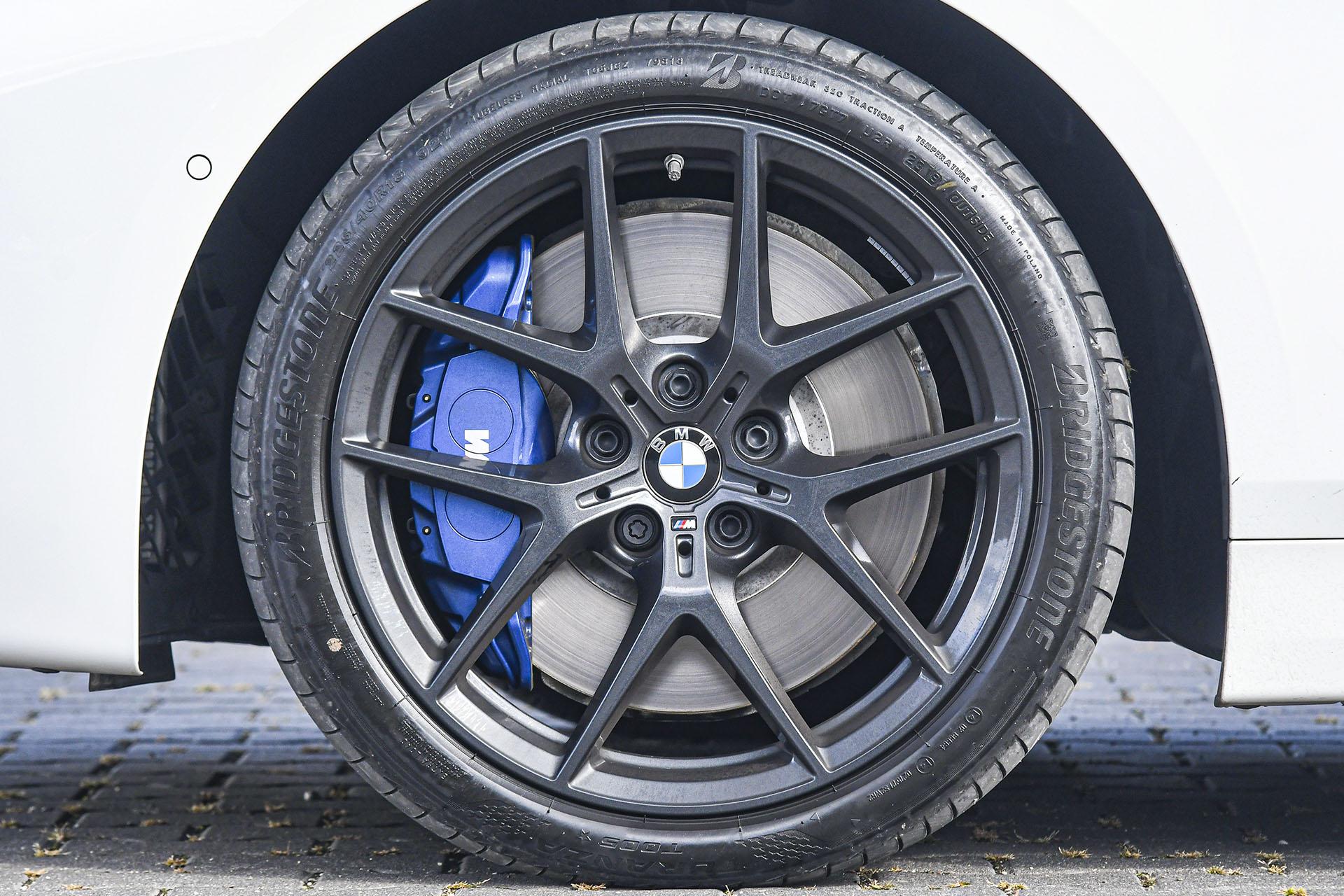BMW serii 1 - koło – PORÓWNANIE BMW 118i, Mazda 3 – opinie, spalanie, wymiary, dane techniczne