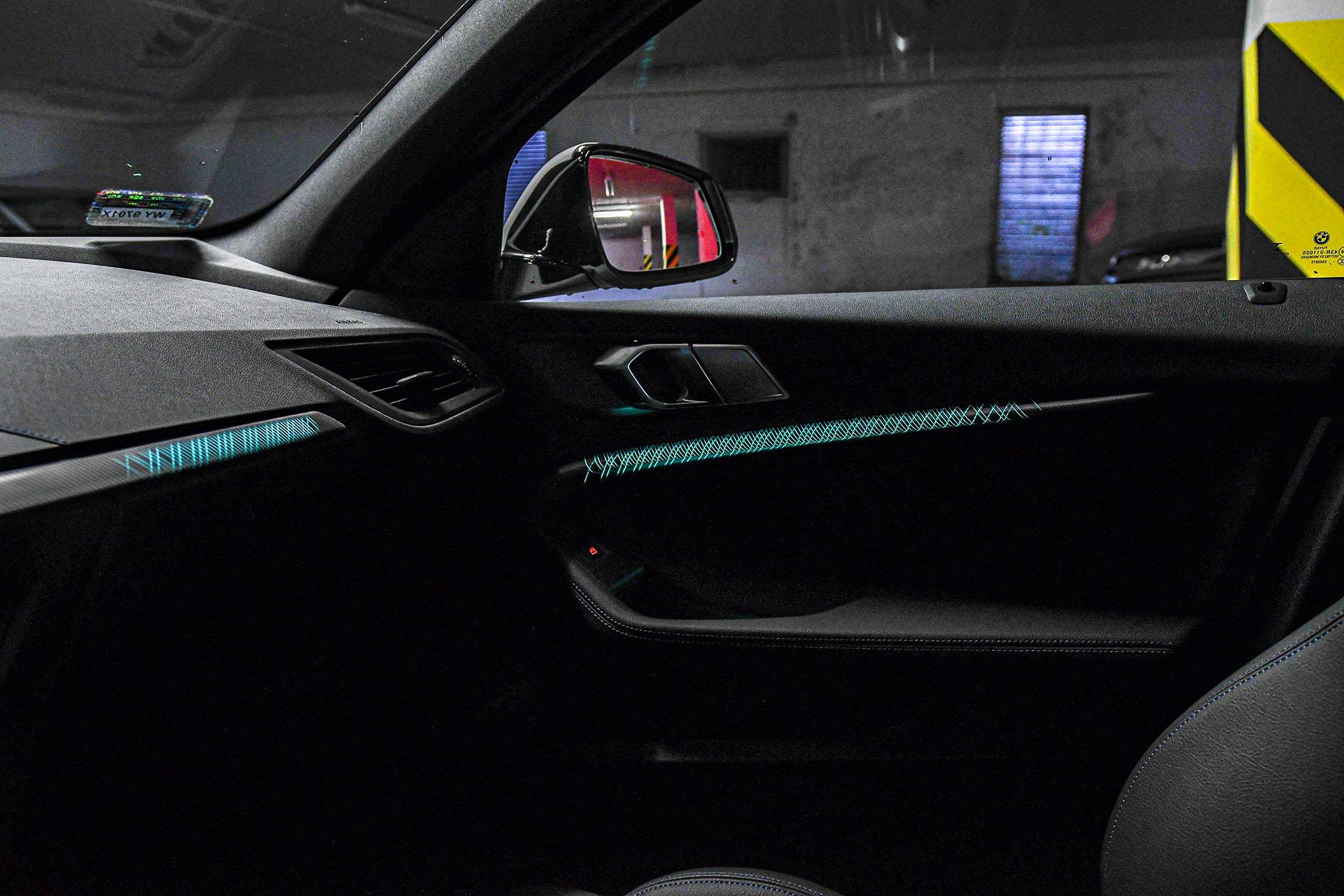 BMW serii 1 - oświetlenie nastrojowe – PORÓWNANIE BMW 118i, Mazda 3 – opinie, spalanie, wymiary, dane techniczne