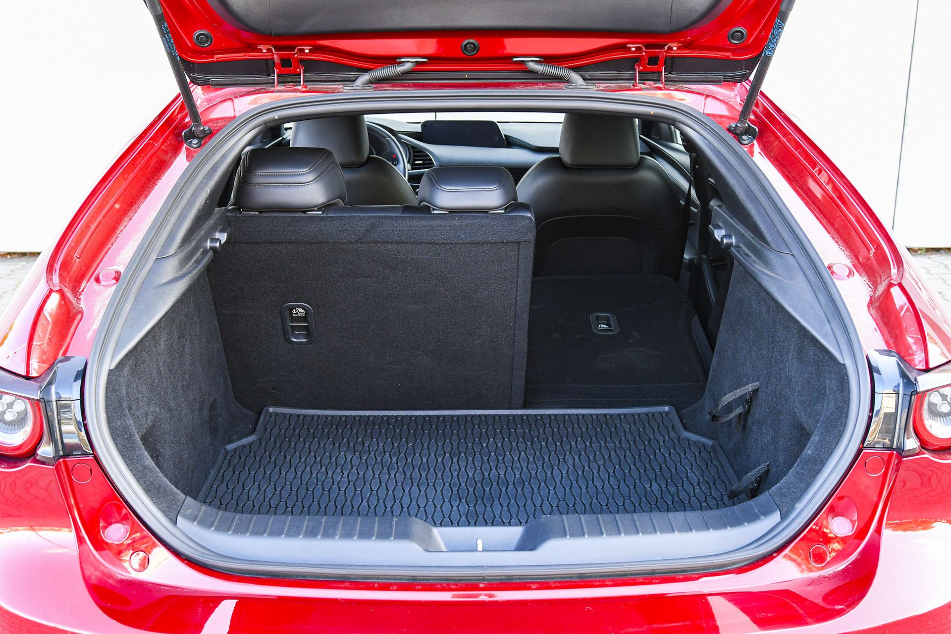 Mazda 3 - bagażnik – PORÓWNANIE BMW 118i, Mazda 3 – opinie, spalanie, wymiary, dane techniczne