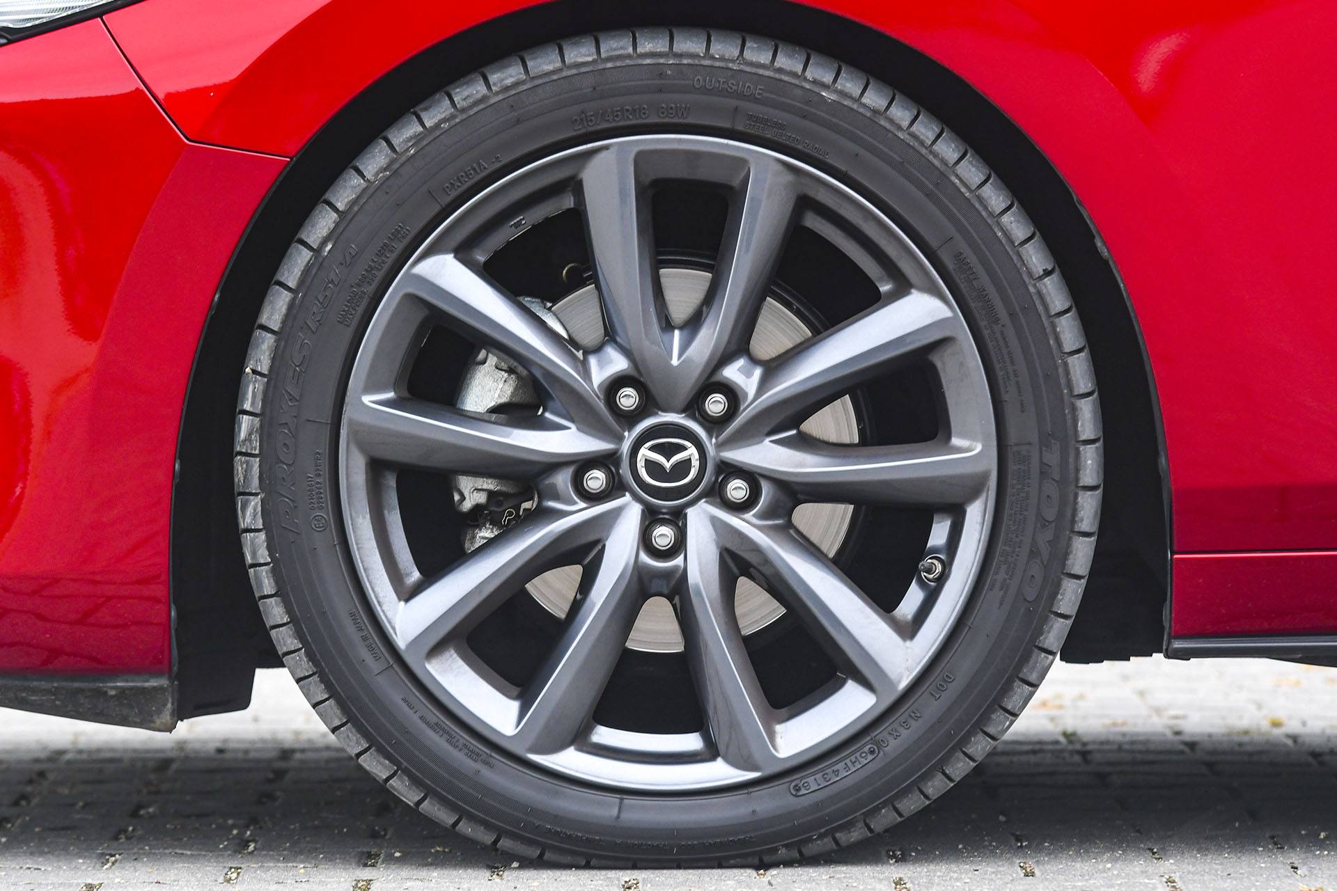 Mazda 3 - koło – PORÓWNANIE BMW 118i, Mazda 3 – opinie, spalanie, wymiary, dane techniczne