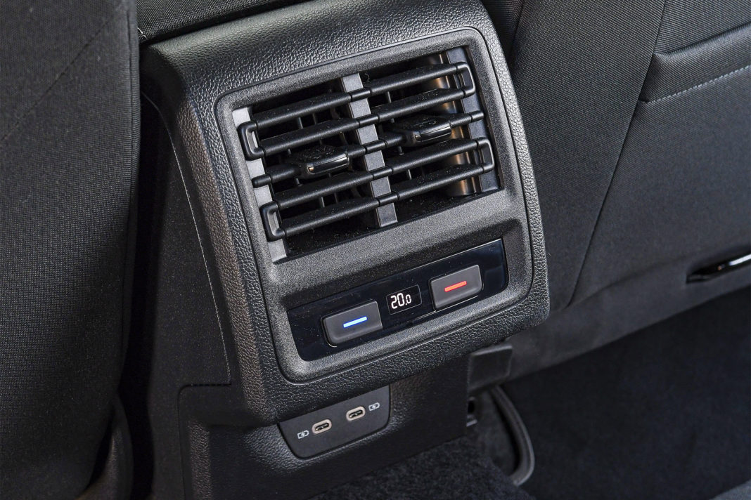 Volkswagen Golf 1.5 eTSI EVO DSG Style - panel klimatyzacji