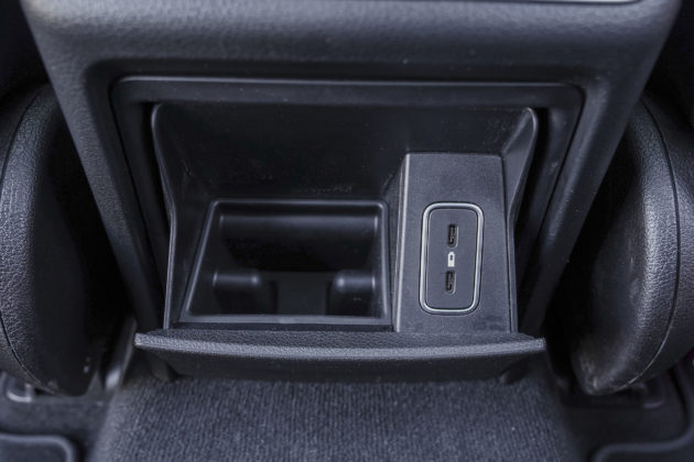 Mercedes GLE - schowek i wejścia USB-C z tyłu