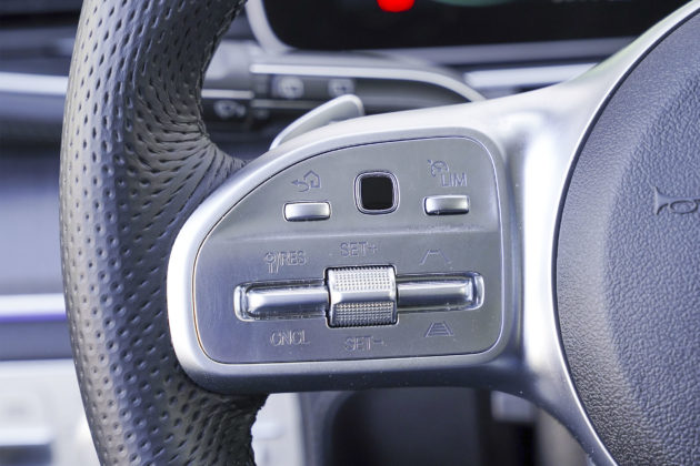 Mercedes GLE - panel dotykowy na kierownicy
