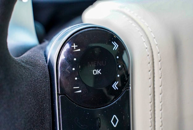 Range Rover Sport - dotykowy panel na kierownicy