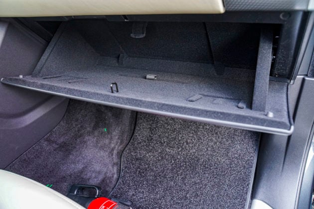 Range Rover Sport - dolny schowek przed pasażerem