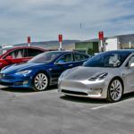Tesla obniża ceny swoich aut, ale coś za coś...