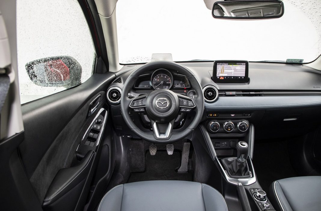 Mazda 2 1.5 Skyactiv-G M Hybrid test 2020 - deska rozdzielcza kokpit