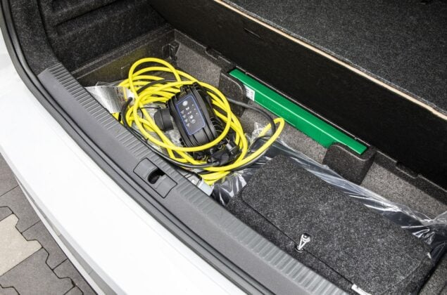 Skoda Superb iV - kable do ładowania pod podłogą bagażnika