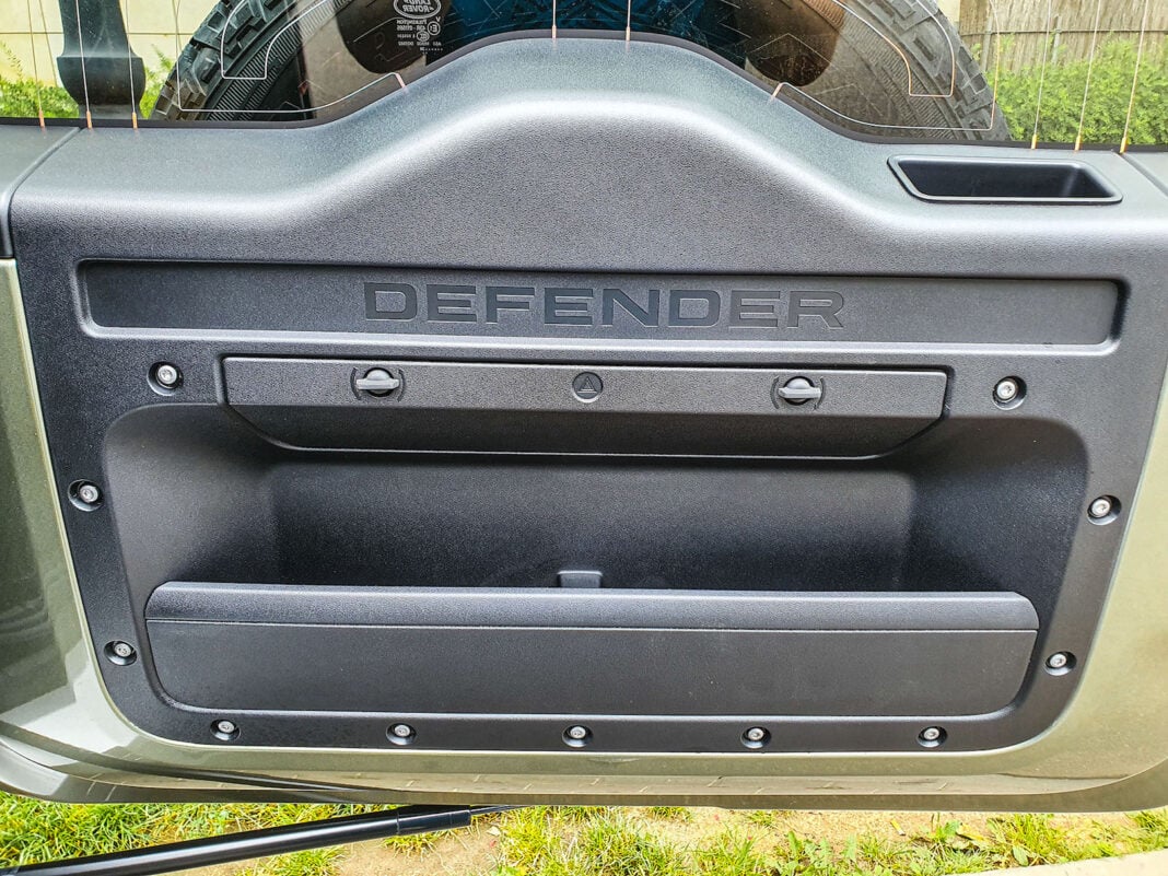 Land Rover Defender - kieszeń w drzwiach bagażnika