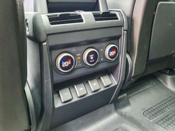 Land Rover Defender - tył konsoli